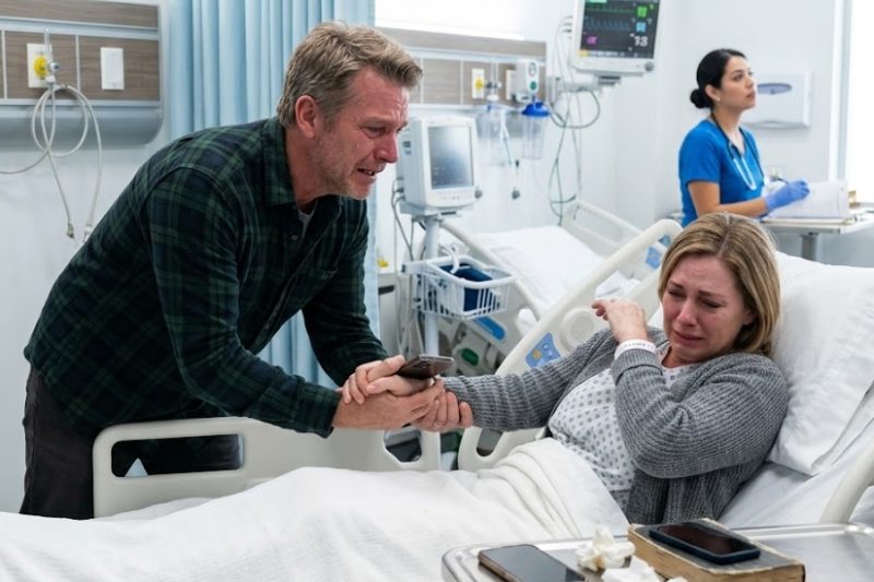 Mi marido pidió el divorcio 43 minutos antes de mi cirugía de cáncer, sin imaginar que la paciente de al lado me daría una razón para sobrevivir.