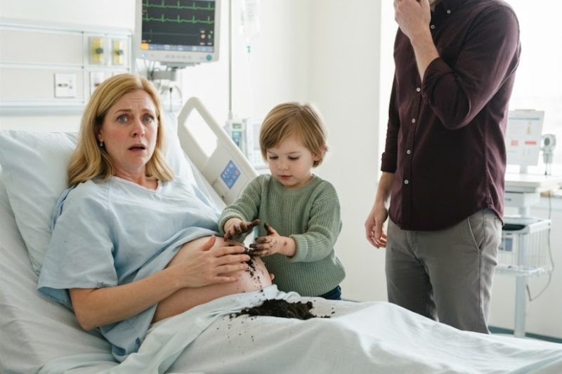 Mi esposa llevaba ocho meses en coma y los doctores ya querían sacarle al bebé. Pero cuando un niño desconocido le puso tierra mojada en la panza, ella abrió los ojos y dijo un nombre que no era el mío