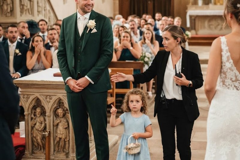 El rico prometido sonreía ante el altar, convencido de tenerlo todo bajo control… hasta que una empleada lo llamó en voz baja y la niña a su lado estremeció a toda la sala.