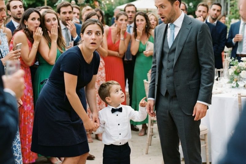 Tous les invités croyaient voir une domestique de plus au mariage… jusqu’à ce que l’enfant qu’elle accompagnait demande au marié : “Pourquoi tu as les mêmes yeux que moi ?”